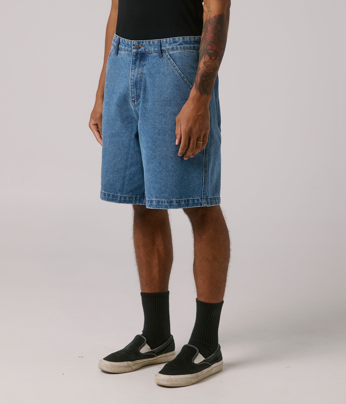 FORMER MERCHANDISE REYNOLDS HALO DENIM SHORT WORN BLUE